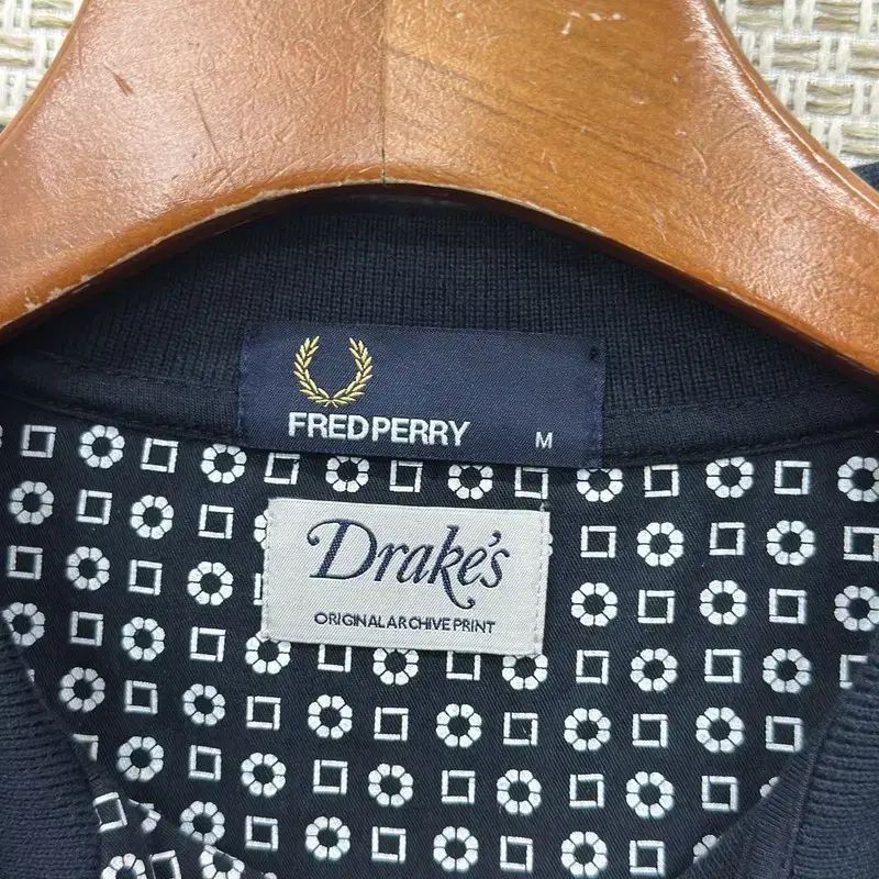 2581 フレッドペリー　英国製　刺繍　ロゴ　長袖　ポロシャツ　ボルドー FRED PERRY(フレッドペリー) 刺繍ロゴ カジュアル ポロシャツ