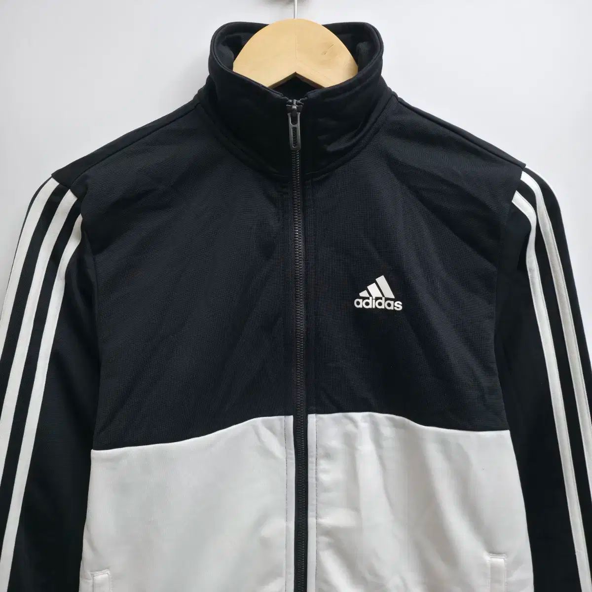 adidas ジップアップジャケット 黒/クリーム adidas ジップアップジャケット クリーム/ブラック