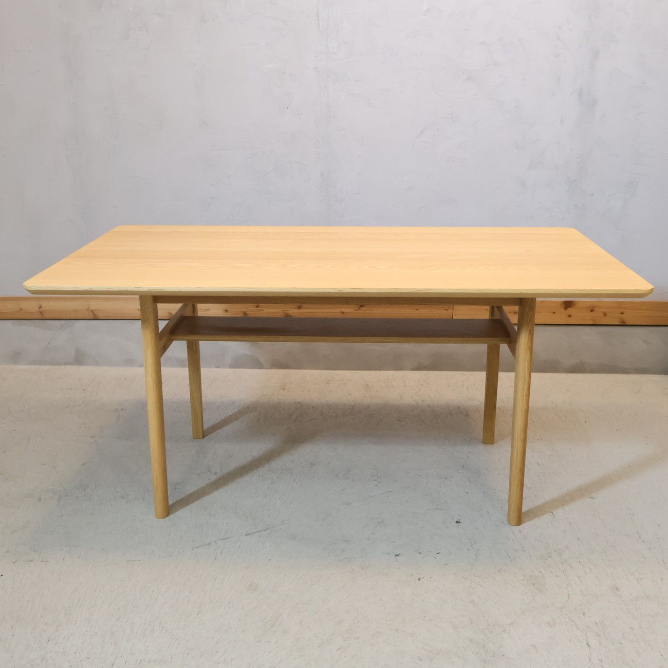 unico ウニコ LOM ロム オーク材 ダイニングテーブル Ｗ1400 ナチュラル シンプル 北欧スタイル カフェ風 棚板付 食卓 コンパクト