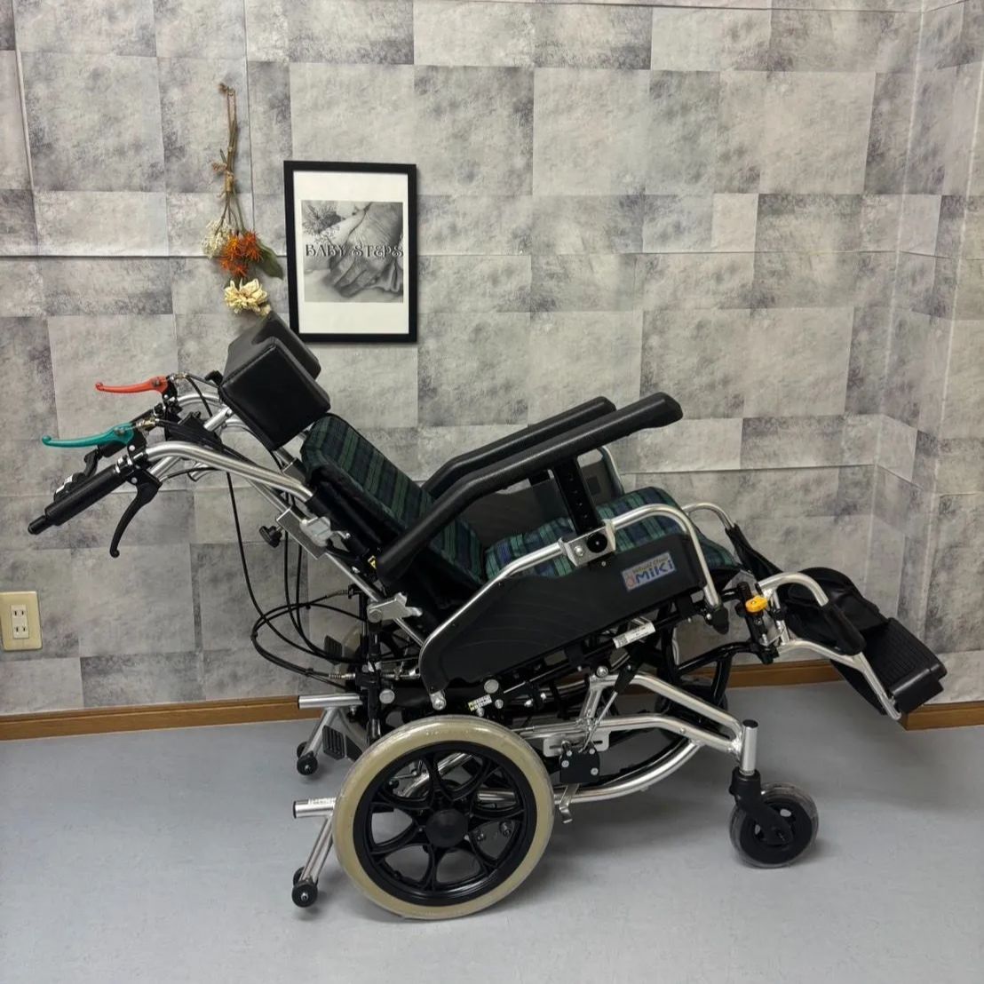 引取限定】ミキ 車いす 中古品 店頭展示品 黒 SKT-8 手動
