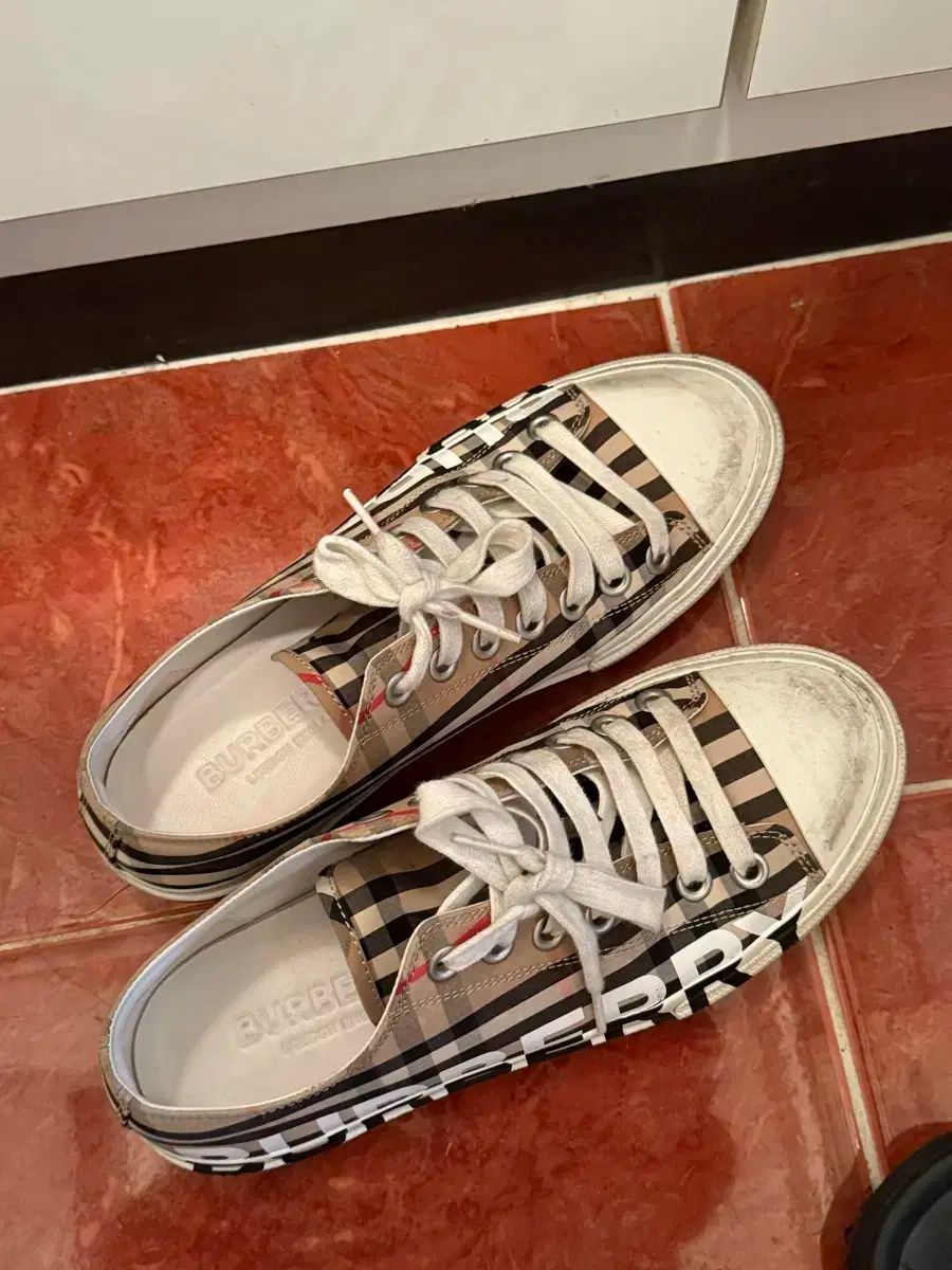 Burberry 新品未使用　スニーカー BURBERRY(バーバリー) スニーカーズ 美品⁄現行近○BURBERRY 【公式通販】