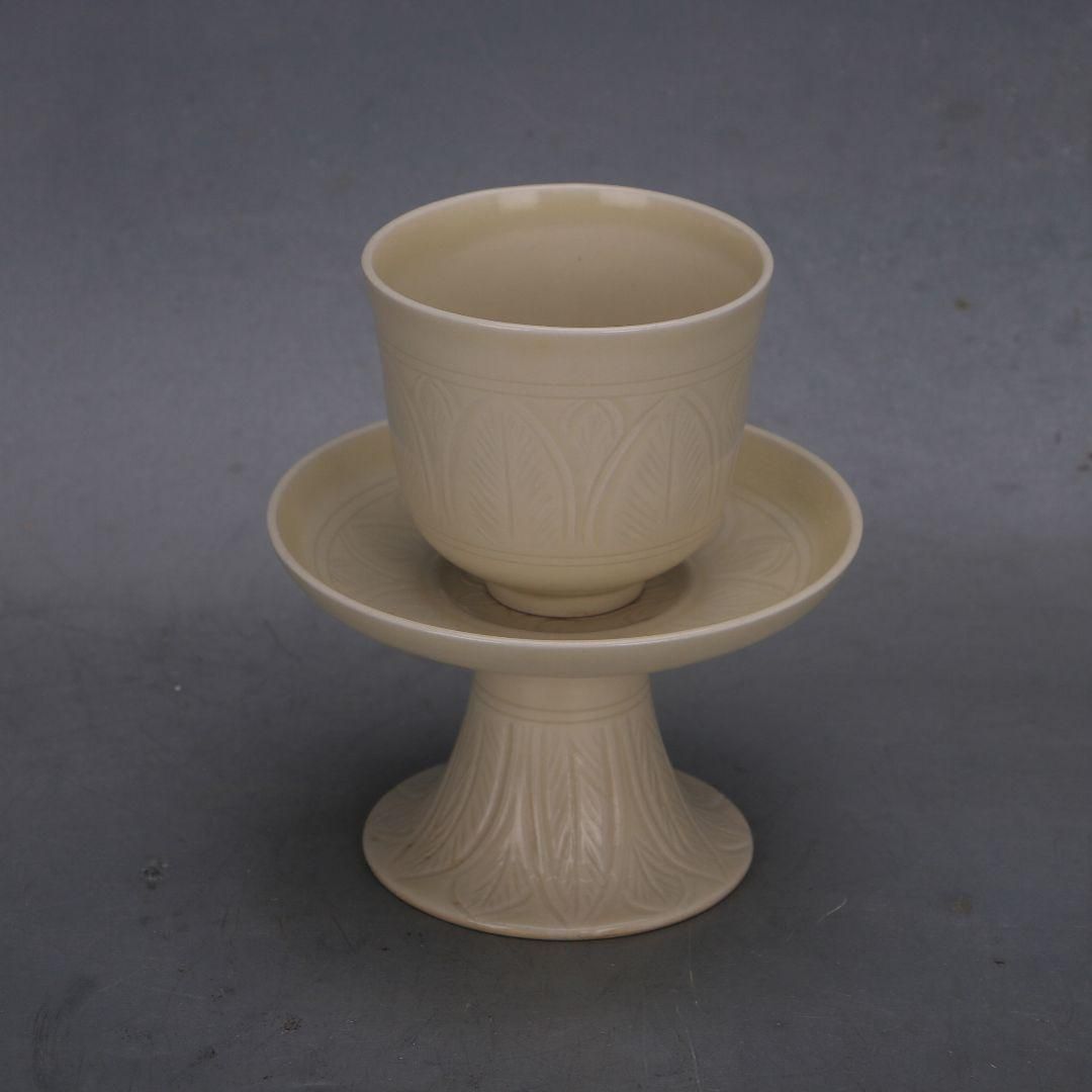 宋定窯暗刻纏枝花卉高足杯  景徳鎮 陶磁器 装飾品 工芸品 美術品 置物 宋定窯暗刻纏枝花卉高足杯 景徳鎮 陶磁器 装飾品 工芸品 美術品 置物