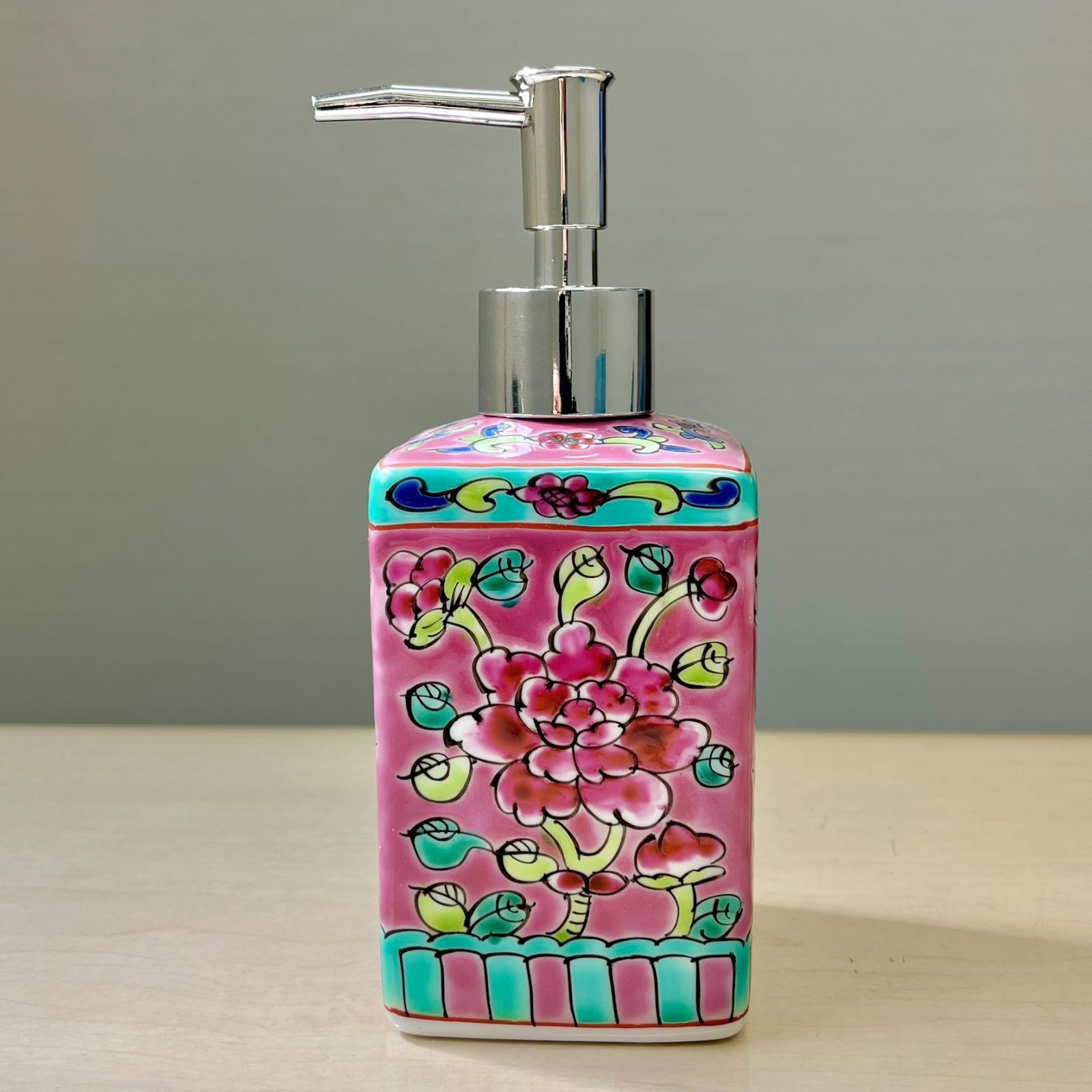 39P プラナカン シャンプー ソープ ディスペンサー 器 ニョニャウェア フラワー柄 花柄 陶器 ピンク シンガポール マレーシア 土産 お土産