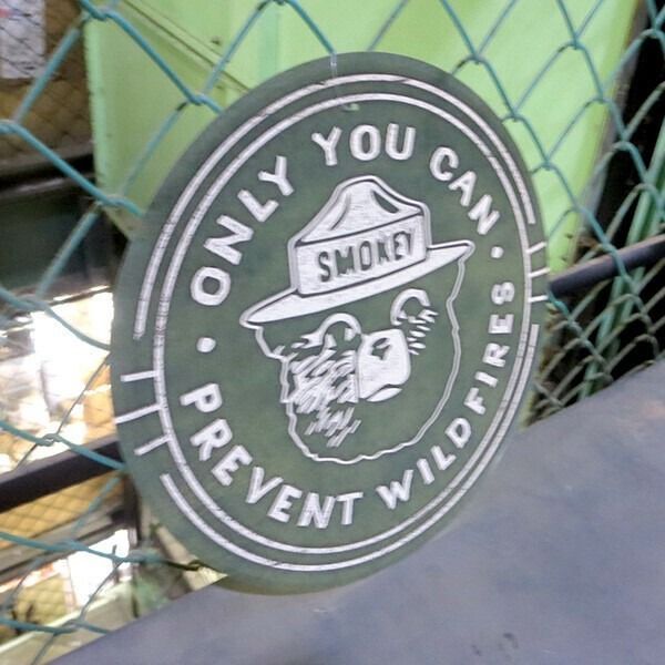 新品 アメリカ直輸入 スモーキーベア警告看板メタルサイン National Symbols Cache. Smokey Bear Metal Sign (Temporarily Out Of