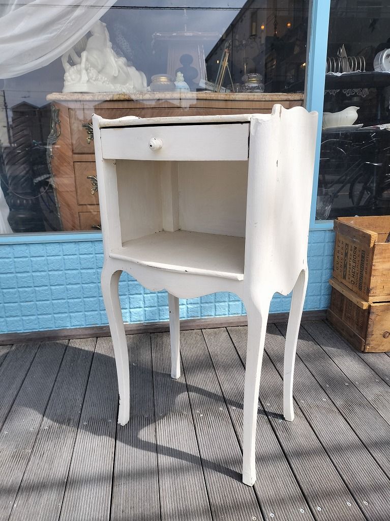 ナイト テーブル