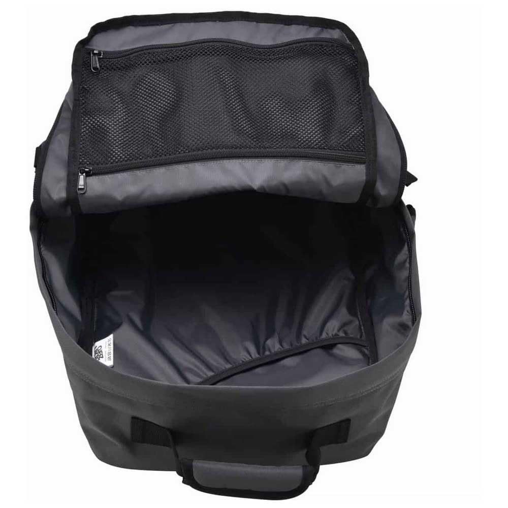 トラベルバッグは 容量36リットルの