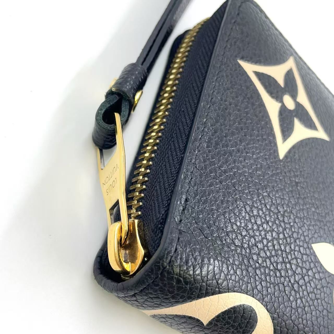 ラウンドファスナー長財布 ゴールド