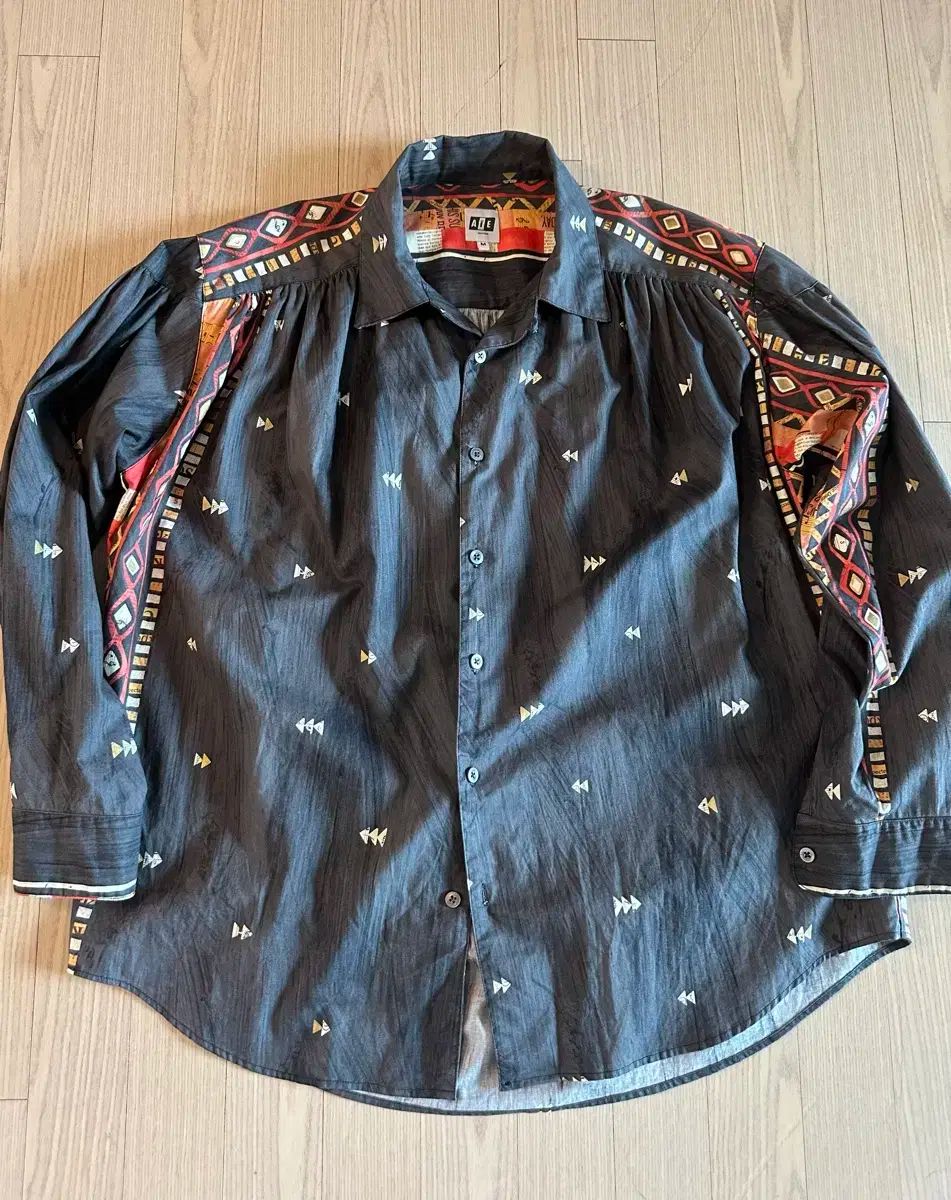 AIE シャツ 出品