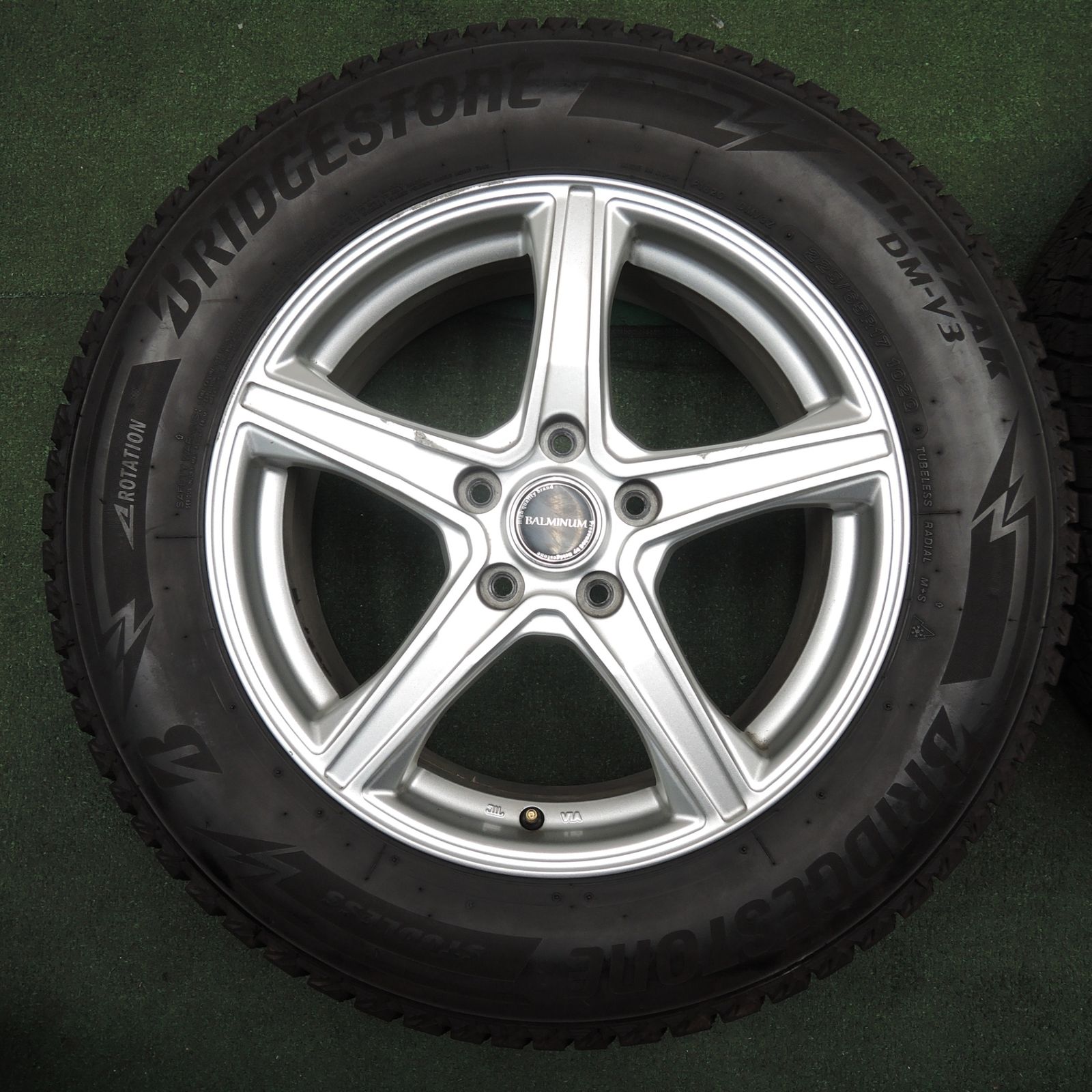 ブリヂストン ブリザック DM-V3 BALMINUM 17インチ