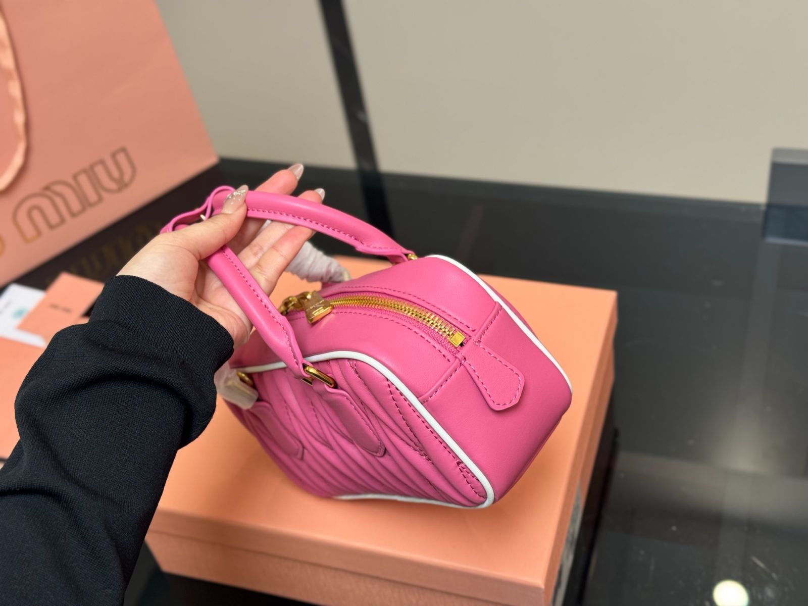 ミュウミュウボウリングバッグ 洗練された印象を導く、Miu Miuの「ボウリングバッグ」by 泉