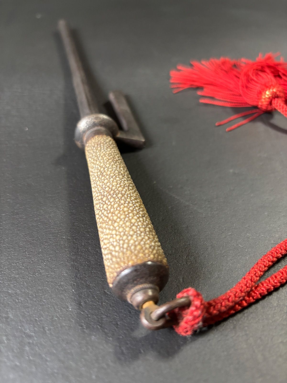 十手 鉄製 サメ皮 江戸時代捕物道具 約35cm フサ付き j62101 【公式通販】