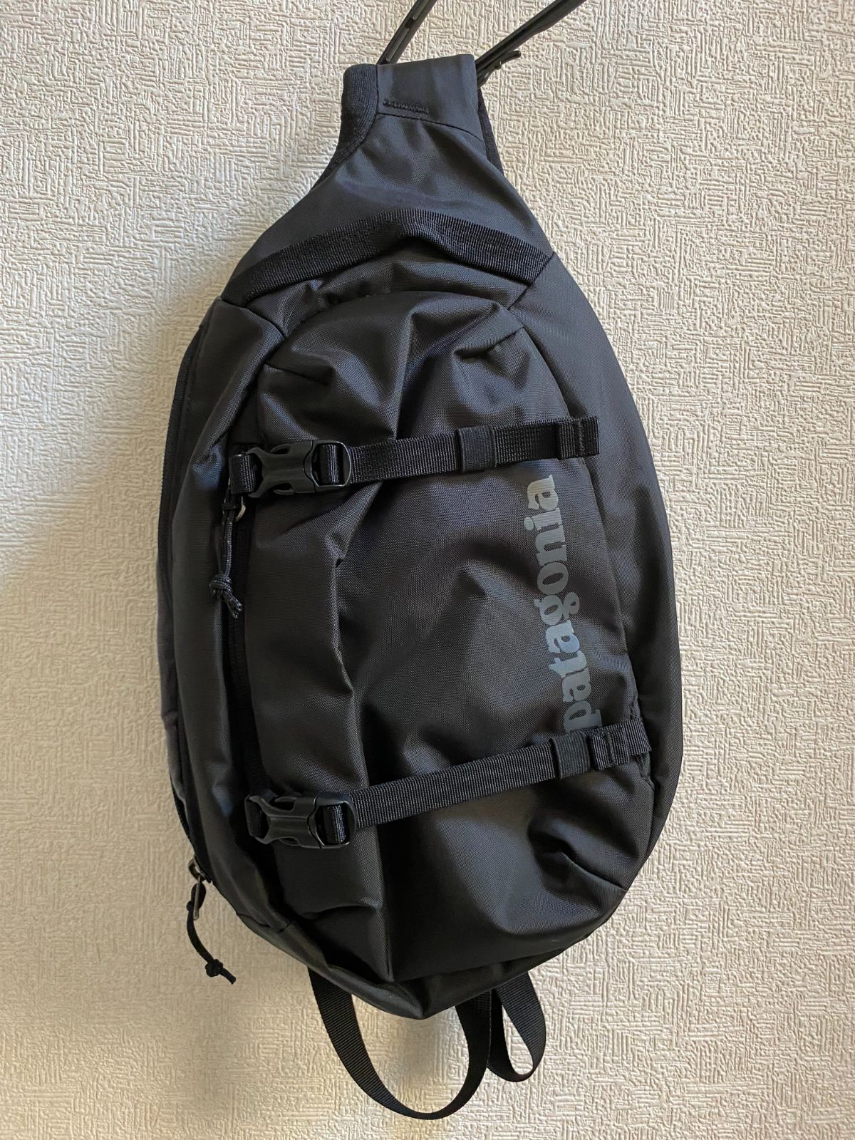 未使用級　patagonia パタゴニア アトム スリング 8L ボディバッグ ショルダー　黒　ブラック