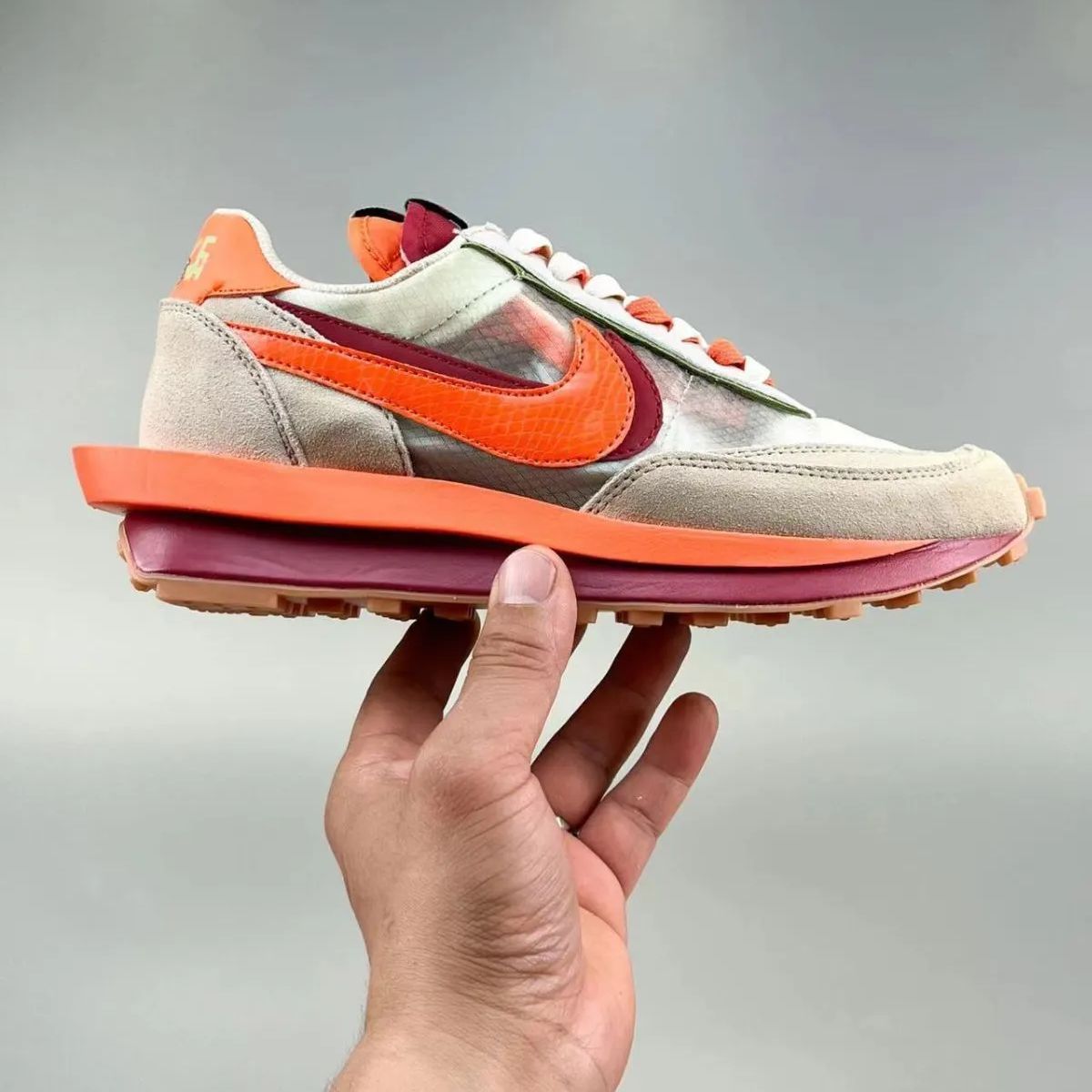 人気 ナイキ Sacai × Nike VaporWaffle Sesame メンズ ベージュ オレンジ レディース スニーカー 箱付 男女兼用  ファッション 新品未使用 NK X-50 - メルカリ