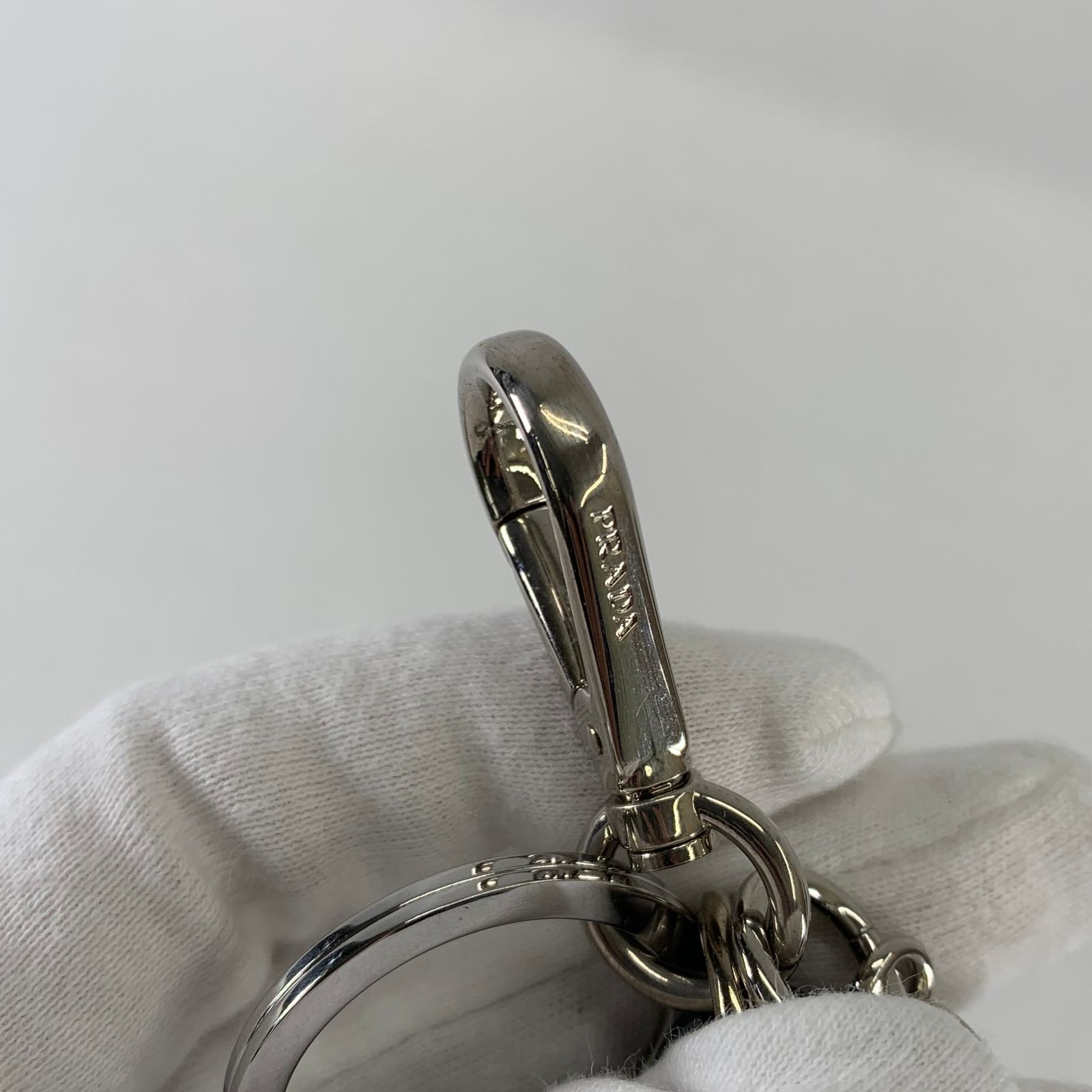 PRADAプラダ 飛行機キーホルダー バッグチャーム キーリング - メルカリ