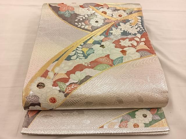 袋帯 九百佐賀錦 花ごよみ都乃宴 銀糸 雪輪に花々など シルバー系  銀色ｘ薄インク色ｘ多色  正絹 仕立て上がり 長さ448cm 【キモノオフ野々市若松店】 袋帯 九百佐賀錦 花ごよみ都乃宴 銀糸 雪輪に花々など シルバー系 銀色