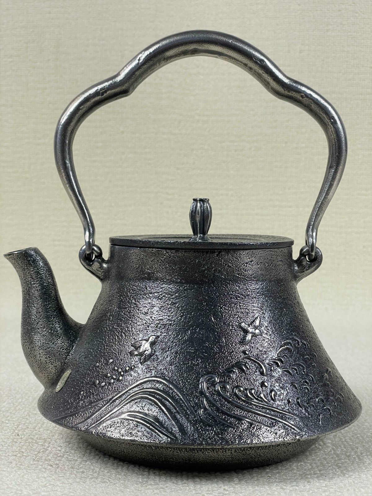 霰 鉄瓶 刻 金龍堂 梅正宗 銀摘み蓋 金銀象嵌 共箱(K-YC389) 霰 鉄瓶