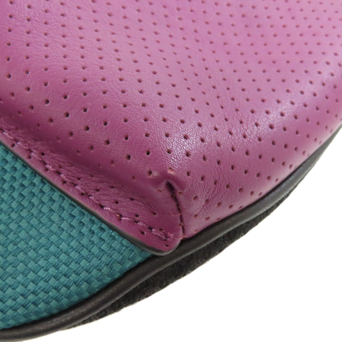 ロゴ ボディバッグ