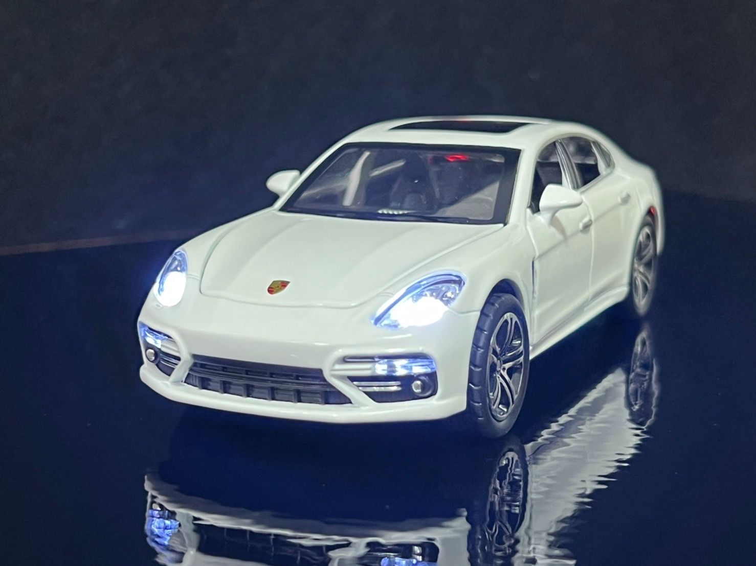 ポルシェ パナメーラ ミニカー 1/24 ホワイト H167 ポルシェ パナメーラ ミニカー 1/24 住ま ホワイト H167