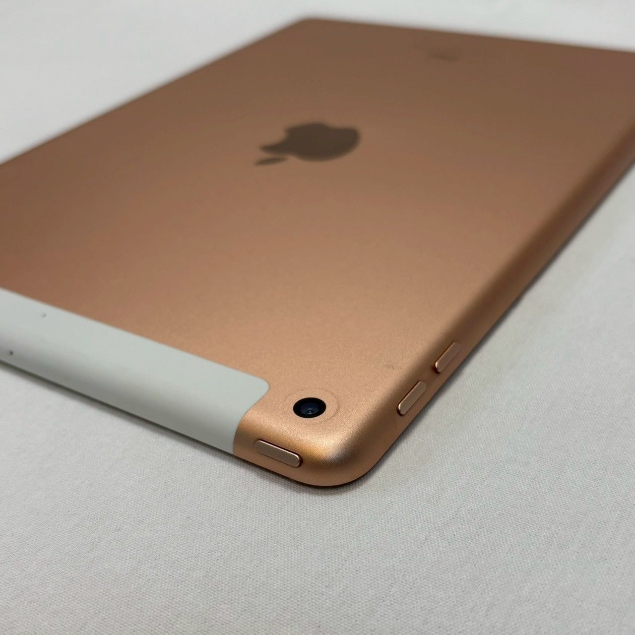 iPad|第6世代|32GB|ゴールド|MRM02J|A|ドコモ判定|ケース付き|バッテリー良好|No.752