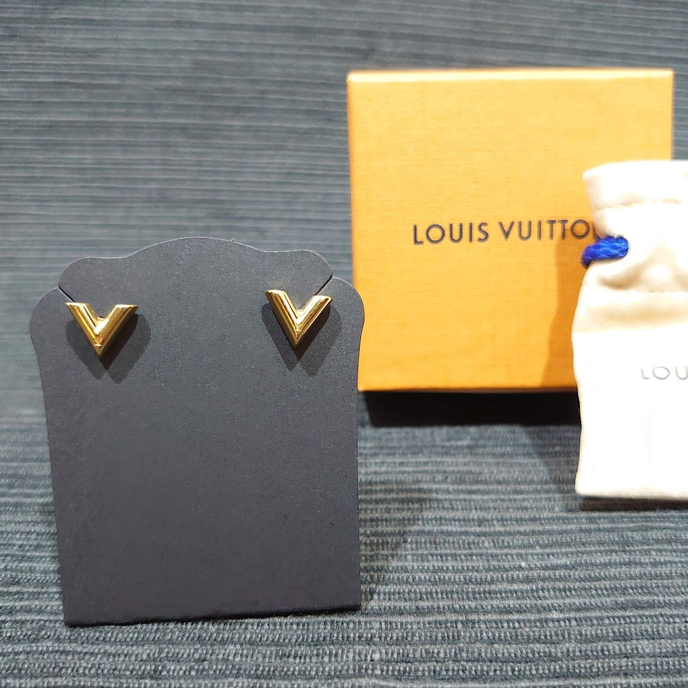 LOUIS VUITTON ルイヴィトン LV ピアス エセンシャルV M68153 ゴールド