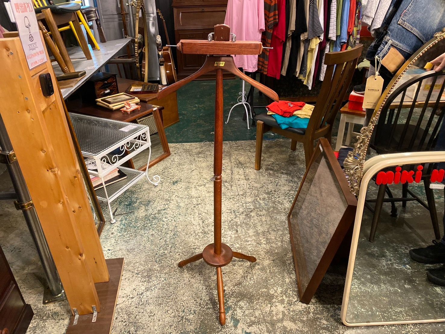 ウッドスーツハンガー ラック ブラウン○E073A072 - メルカリ