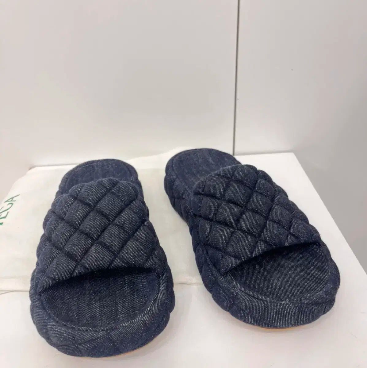 BOTTEGA VENETA ボッテガヴェネタ ボッテガヴェネタ キルティング キルト スリッパ デニム