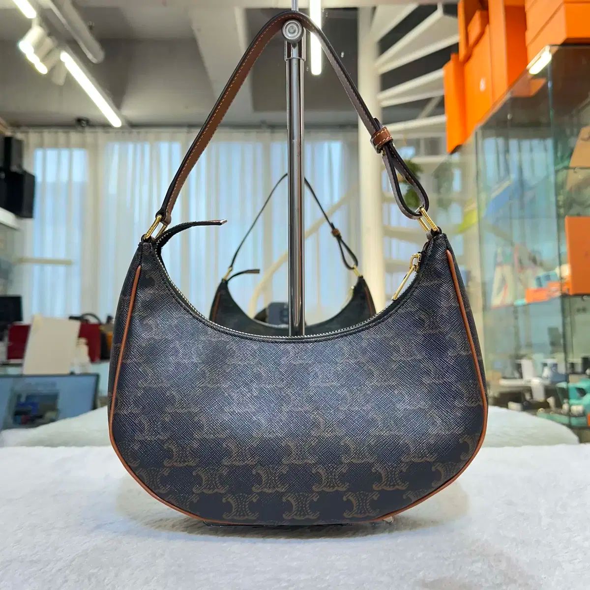 Celine セリーヌ トライアンフ アババッグ ミディアム ホーボーバッグ w ー ga 3270 H061708