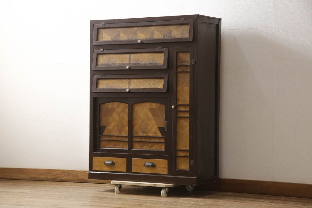 昭和の時代に作られたレトロなコーナーキャビネット 和製アンティーク