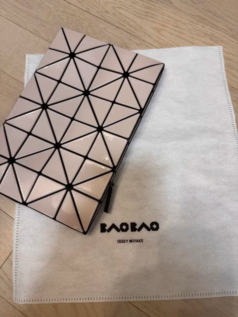 BAO BAO ISSEY MIYAKE バオバオイッセイミヤケ ルーセント クラッチ ベージュ