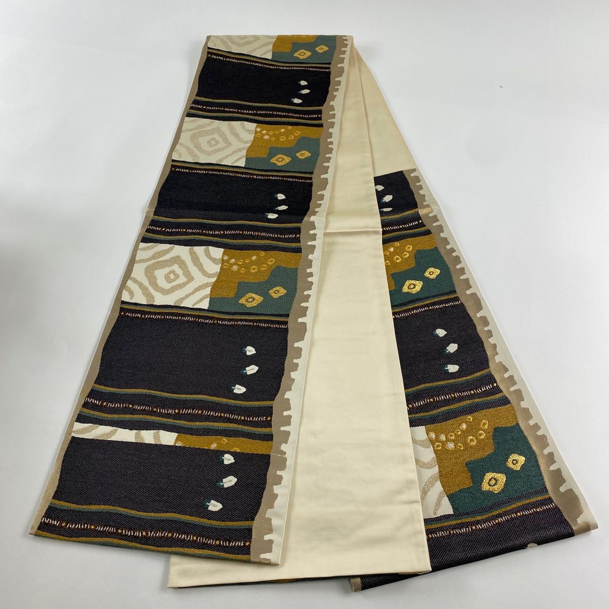 バイセル 着物 美品 名品 袋帯 ベージュ よろけ縞 草花 菊 金糸 箔 六通 正絹 ☆☆☆☆ 袋帯 美品 名品 よろけ縞 幾何学 箔 ベージュ 六通 正絹 中古