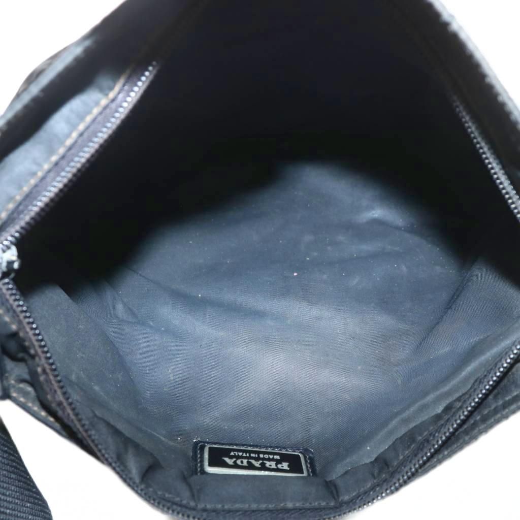 PRADA プラダ　ショルダーバッグ　三角ロゴプレート　オリーブ　ナイロン PRADA - 良品 PRADA プラダ 三角ロゴ プレート ナイロン