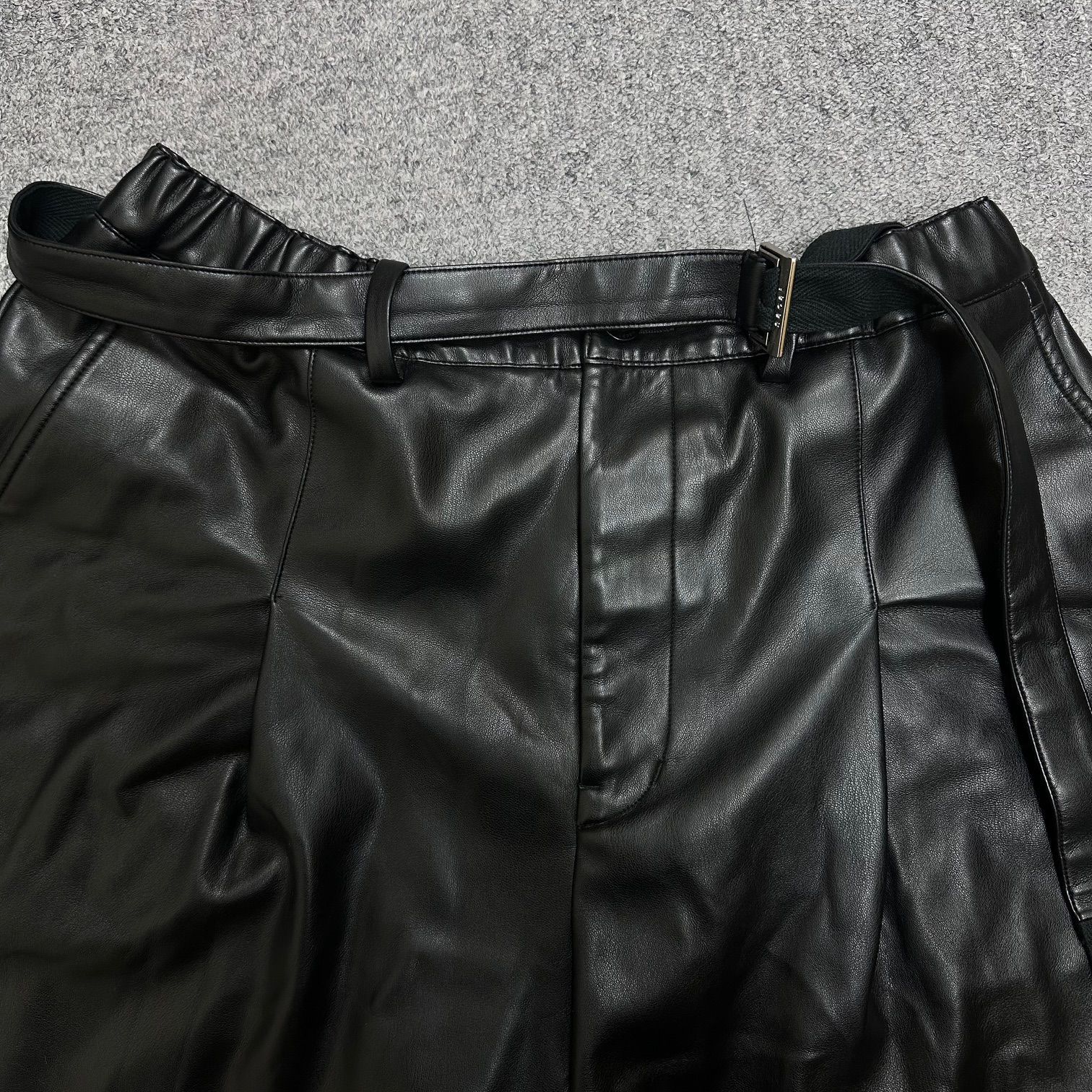 参考上代93500円 sacai 24SS Faux Leather Shorts フェイク