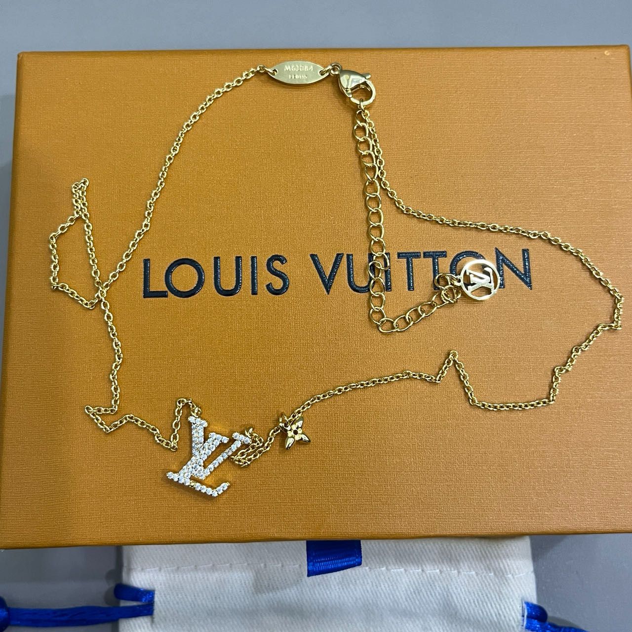 LOUIS VUITTON☆ネックレス LVロゴ アイコニック ストラス - メルカリ