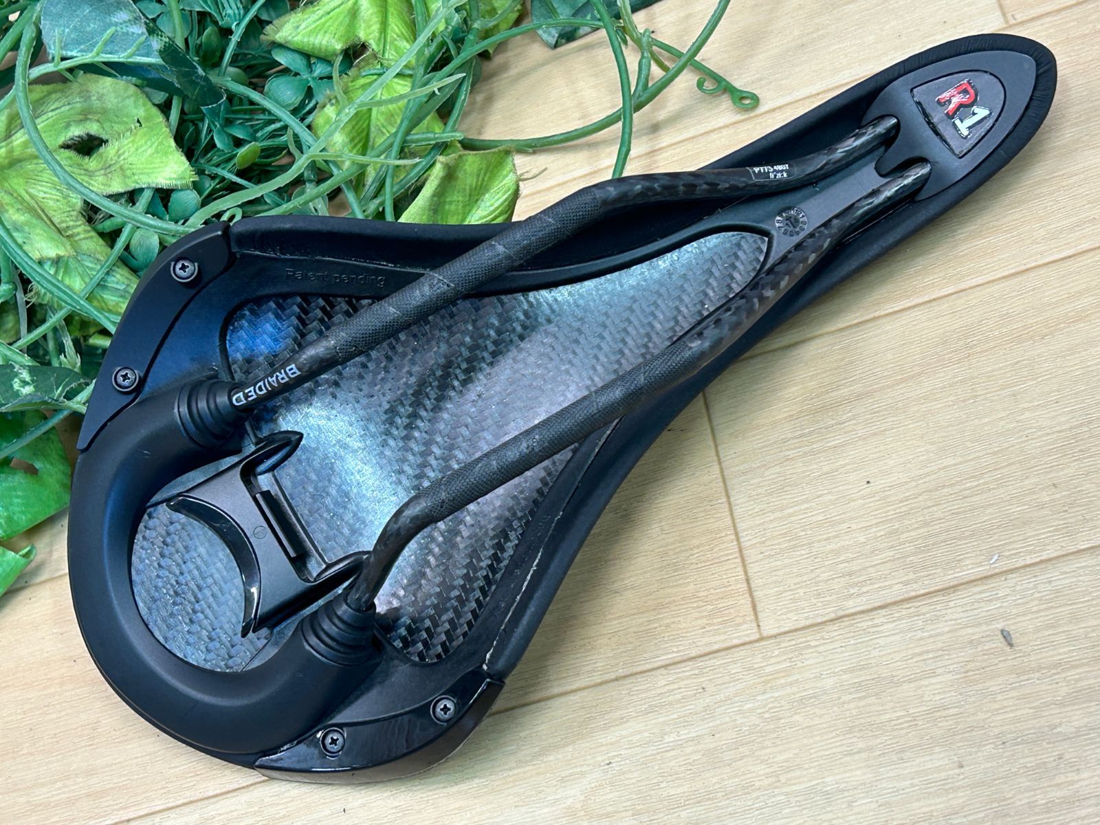 fi'zi:k Aliante R1 カーボンブレイデッド Large 180g Fizik Aliante R1 - Wheelworks | Belmont & Somerville Bike Shop
