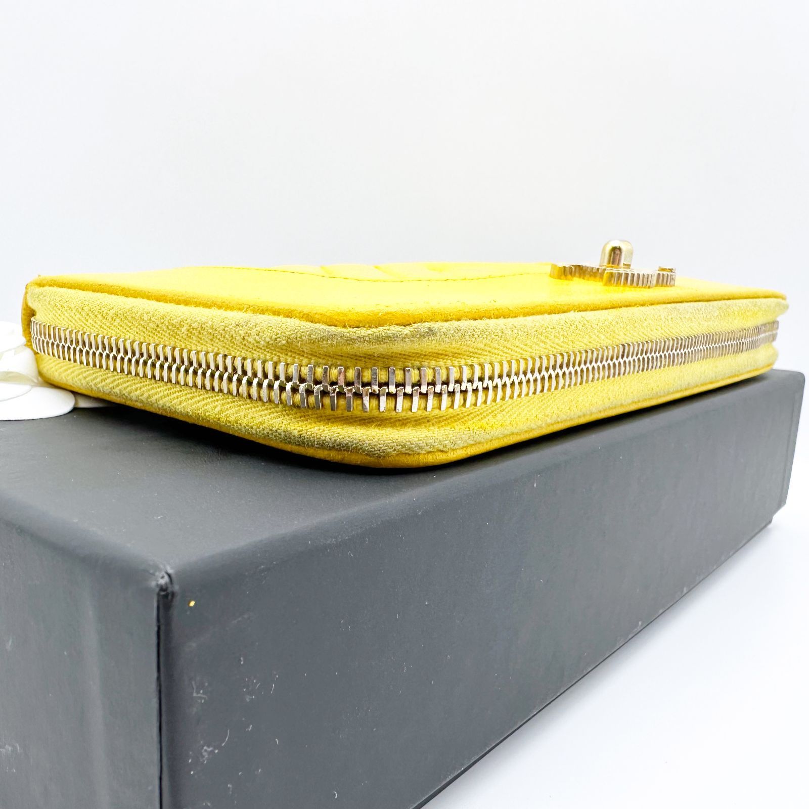 CHANEL シャネル マドモアゼル ラムスキン Vステッチ ラウンド 