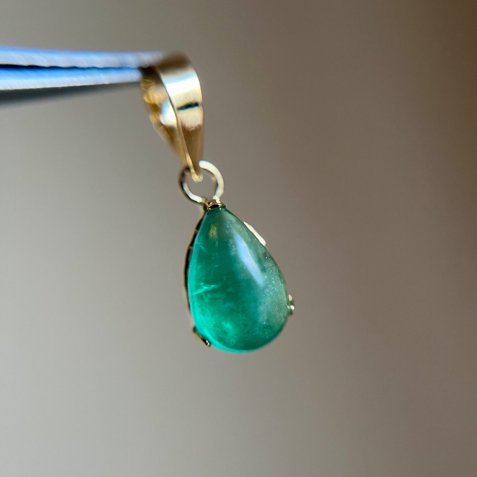 K18 天然石エメラルド ペンダントトップ 18金イエローゴールド pear カボション チャーム