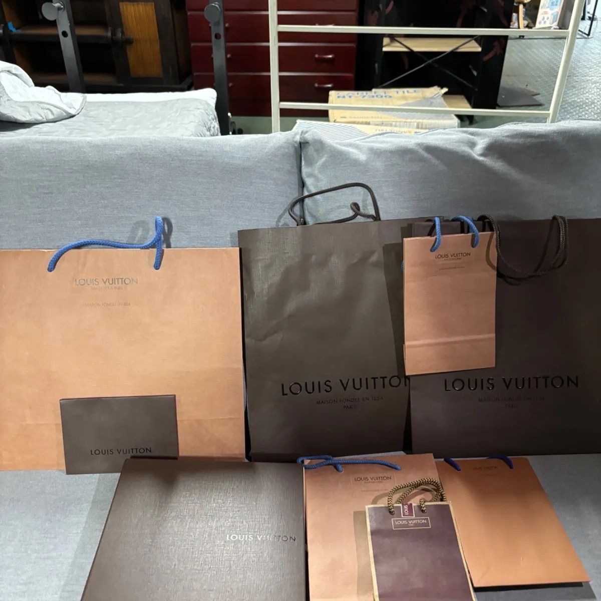 LOUISVUITTON　ショッパー　まとめ売り(おそらく40枚以上) LOUISVUITTON ショッパー まとめ売り(おそらく40枚以上)