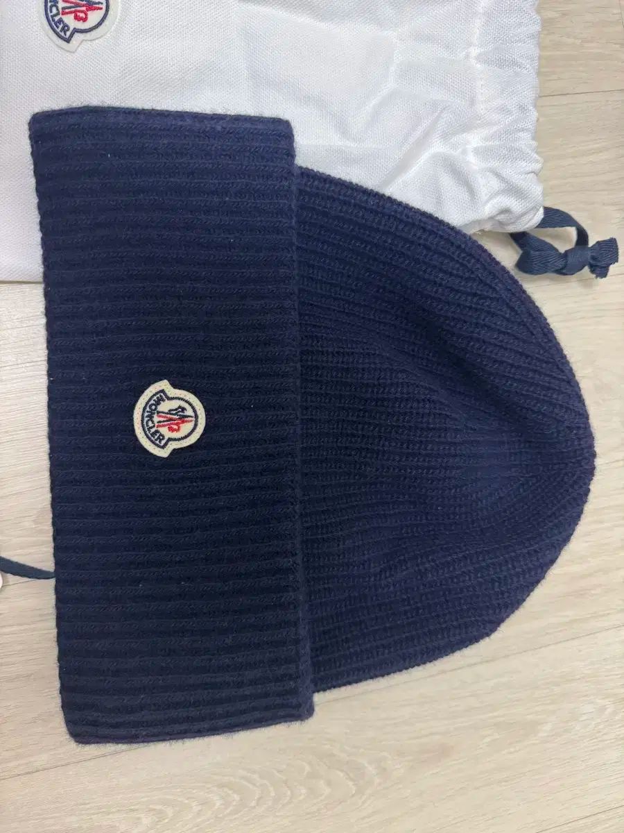 モンクレール ビーニー ダブルロゴ　カシミヤ混　ユニセックス　ネイビー MONCLER(モンクレール) ビーニー ネイビーカラー 新品】MONCLER