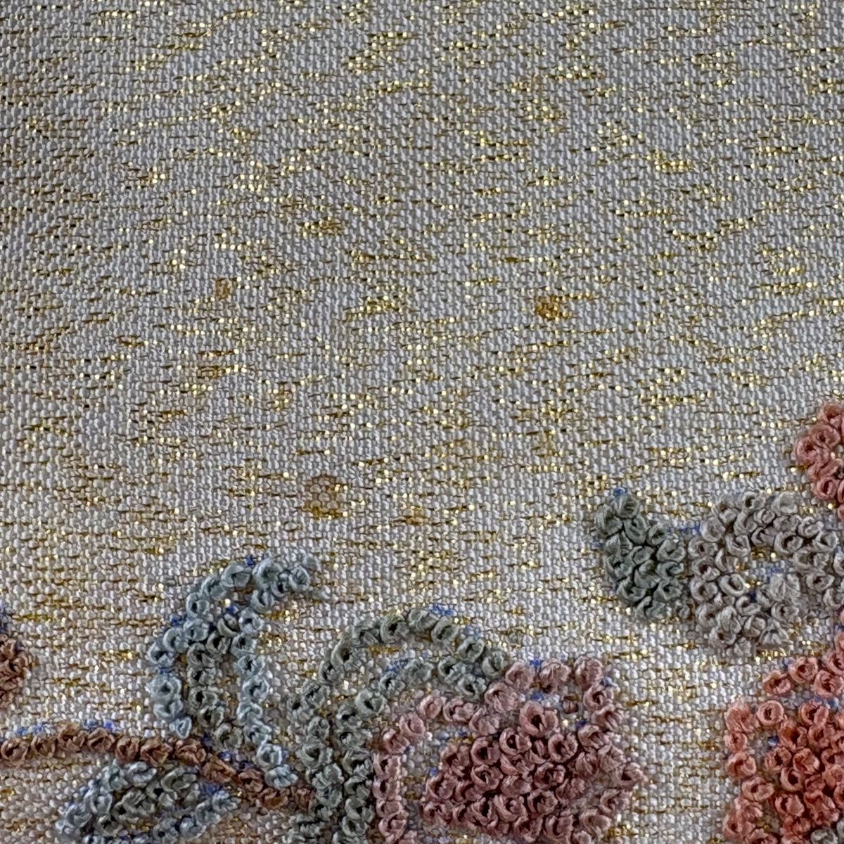 袋帯 美品 名品 華文 花唐草 箔 相良刺繍 ベージュ お太鼓柄 正絹