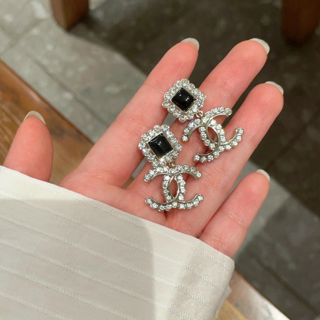 週末限定価格【確実正規品です】CHANEL ピアス 今日特価】Chanel ヴィンテージ アルファベットピアス 送料無料