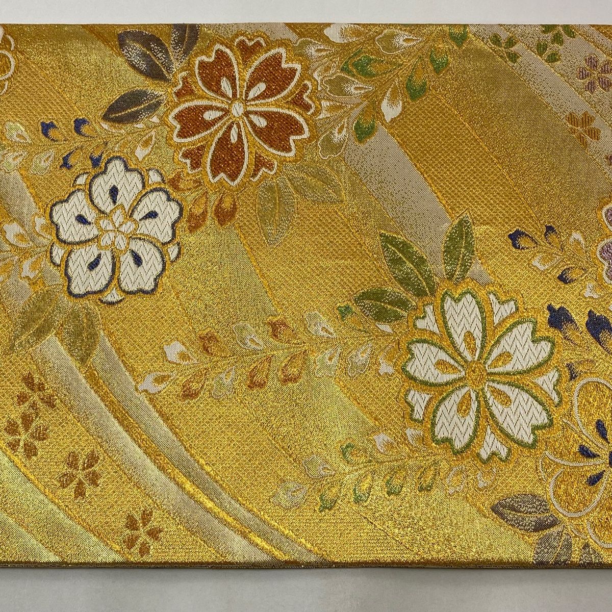 袋帯 秀品 桜 草花 刺繍 金糸 金色 六通 正絹 【中古】 - メルカリ