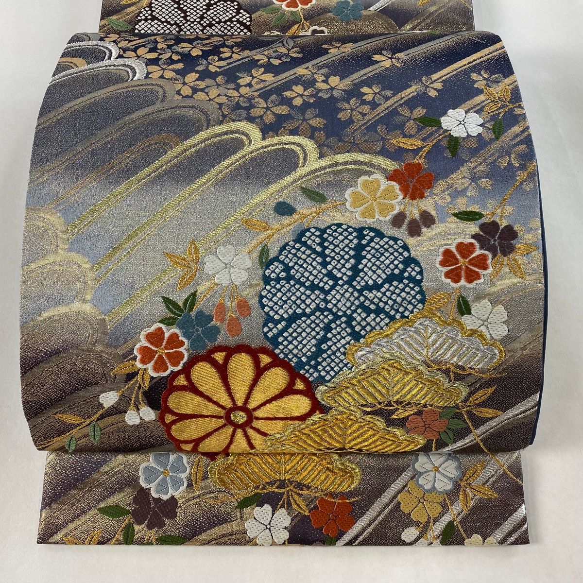 袋帯 美品 秀品 振袖向き 松 菊 金糸 箔 紺色 六通 正絹 【中古】