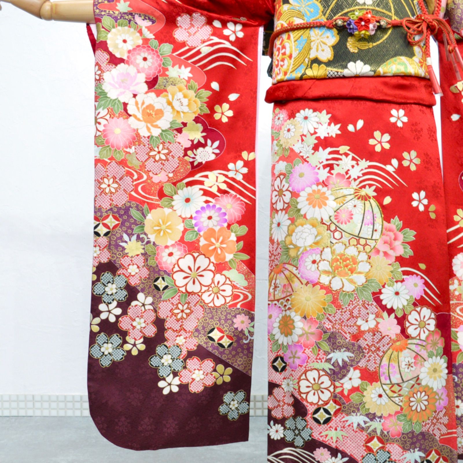 美品》正絹 振袖フルセット SS〜Mサイズ 成人式 金駒刺繍 赤地 鞠 古典