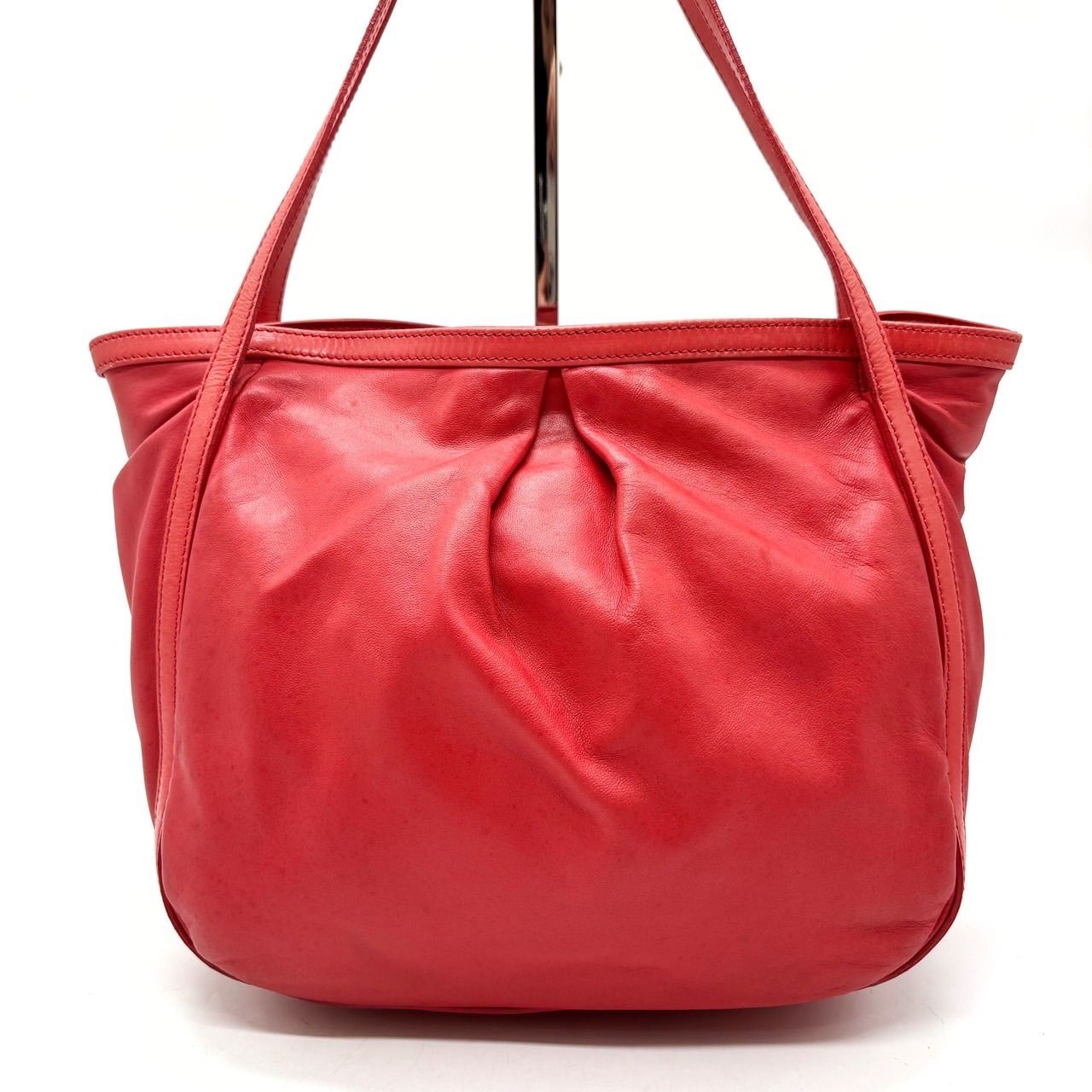 極美品✨LOEWE トートバッグ ゴールド金具 型押しレザー 赤 A4収納可 極美品✨LOEWE トートバッグ ゴールド金具 型押しレザー 赤 A4