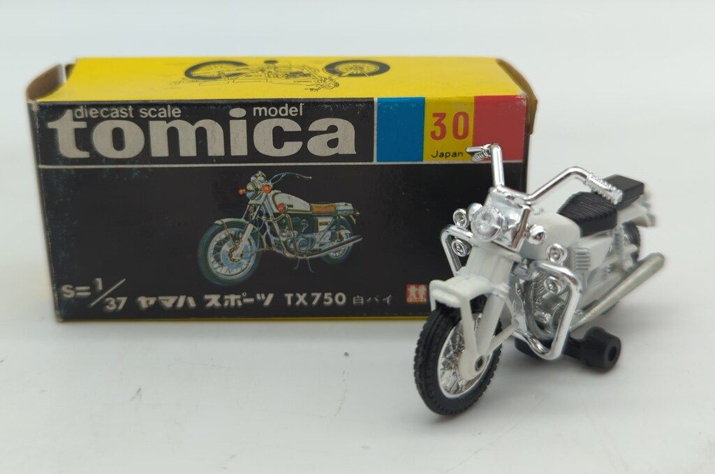トミー トミカ黒箱日本製 ヤマハスポーツTX750白バイ/サブ