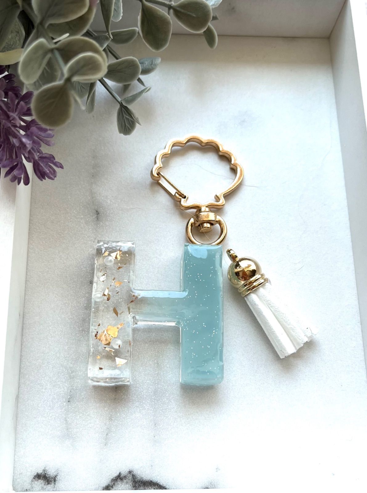 最前線の 「H」シャカシャカキーホルダー レジン イニシャル チャーム