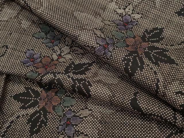 平和屋着物○本場大島紬 7マルキ 泥染め 花唐草文 正絹 逸品  