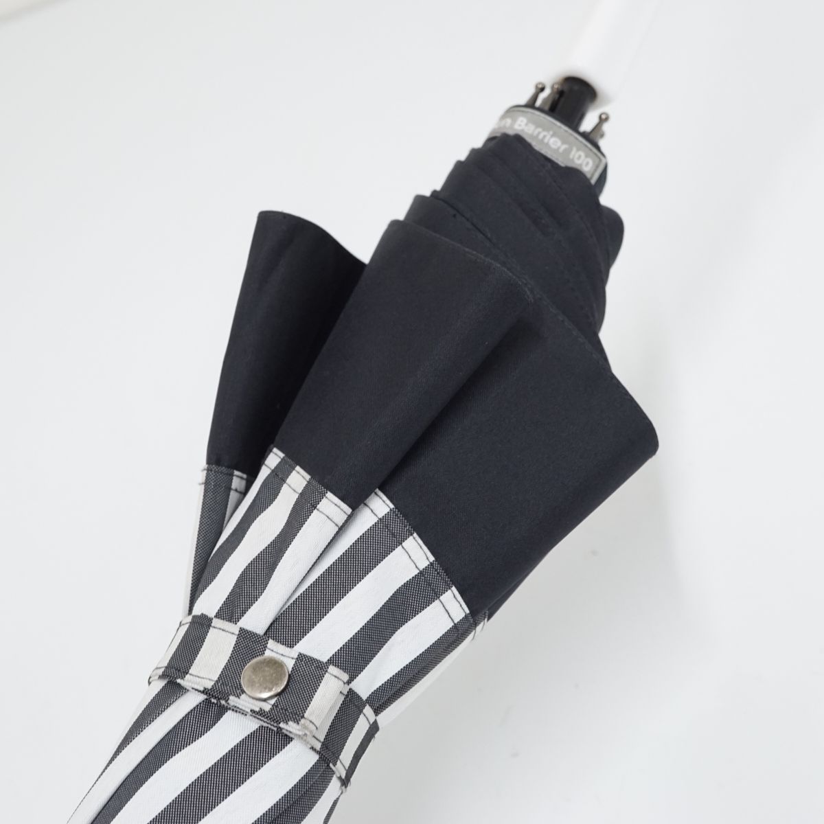 サンバリア100 完全遮光日傘 USED美品 Mサイズ 白黒ストライプ コンビ