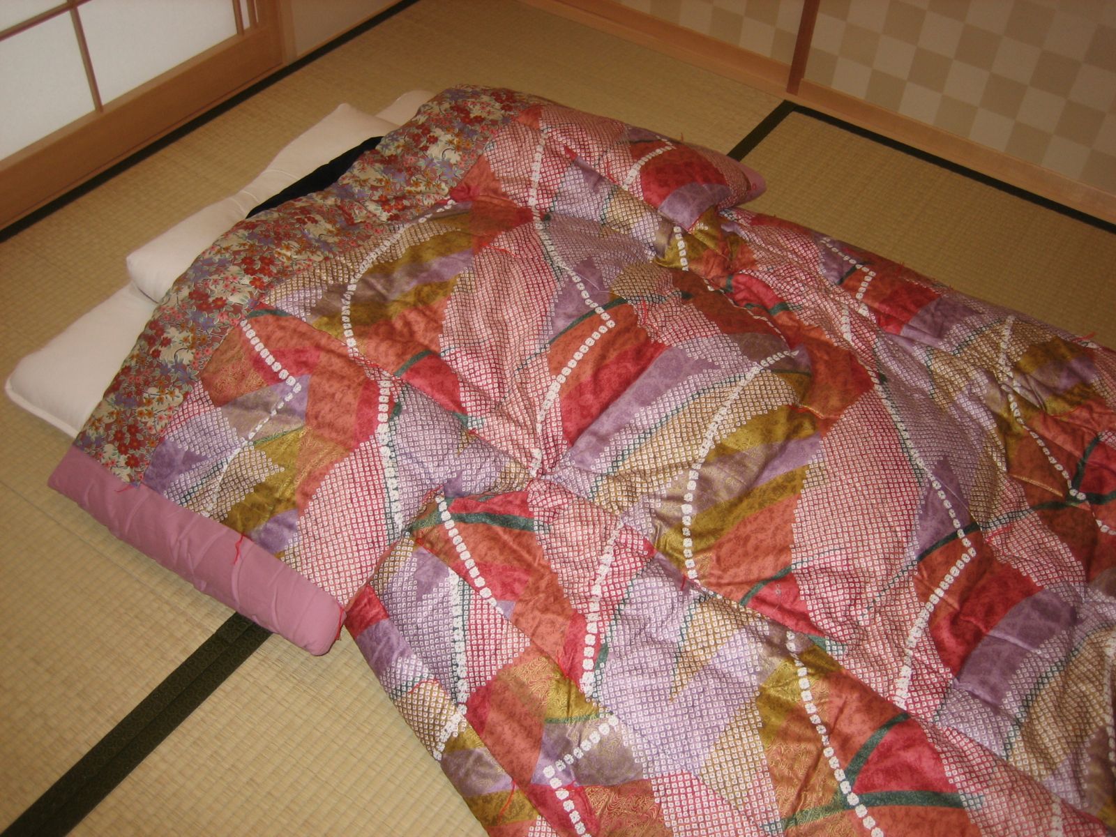 日本製 手作りかいまき掛布団／純綿わた入／シボリ柄・赤色／本仕立て／出荷まで約1週間です - メルカリ