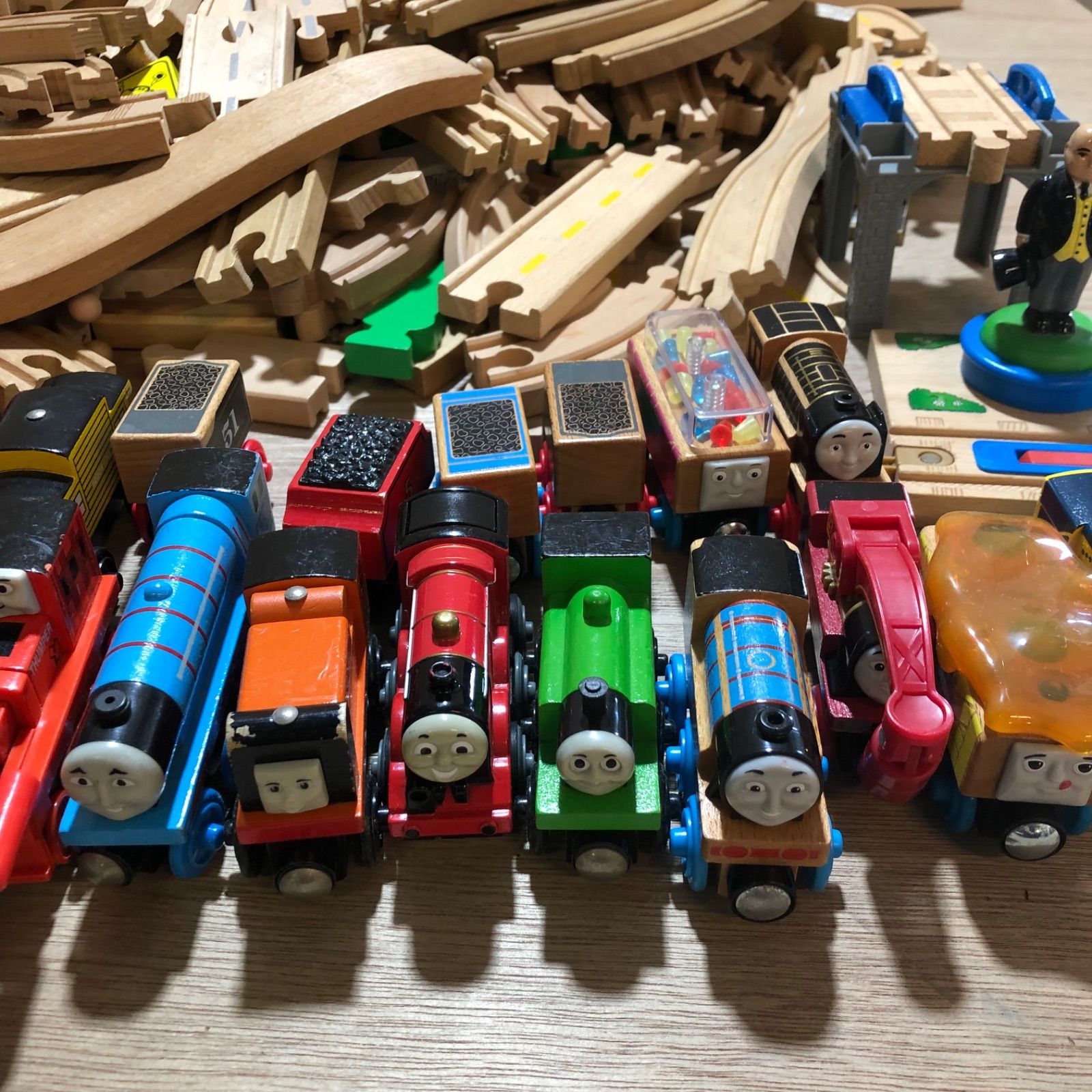 【予約中！】 BRIO トーマス ☆木製レール 含む 大量 電車、建物、レールなど 知育玩具